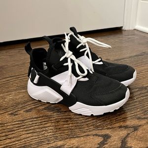 Nike Air Huarache City Low in ‘Black Black-White’ Women’s Size 6.5
